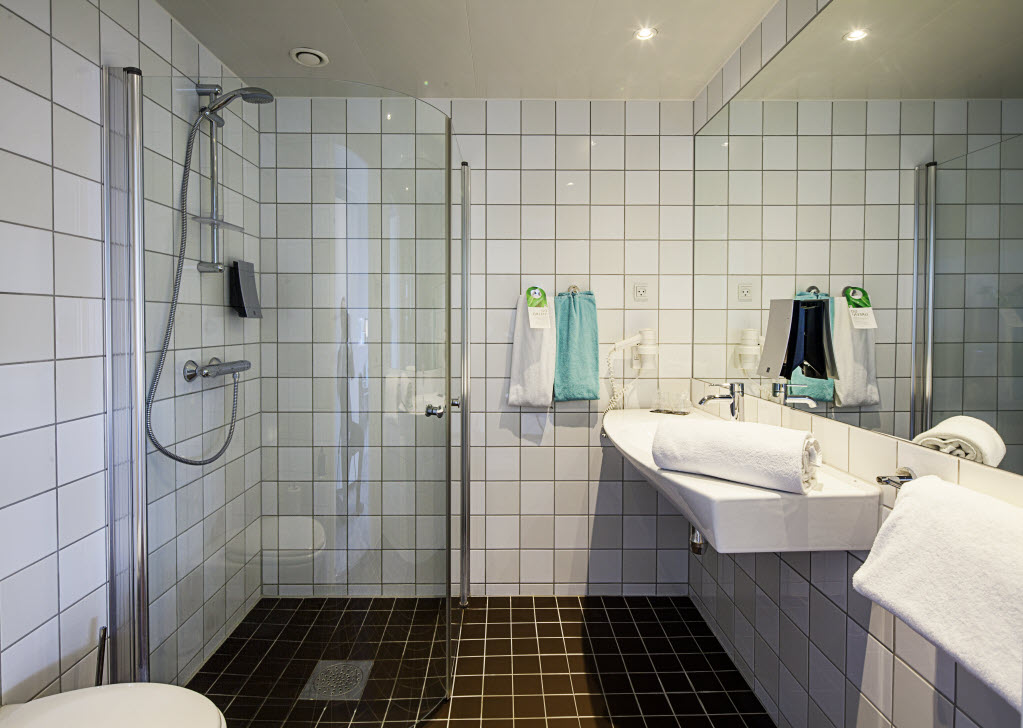 Copyright: : www.raisfoto.dk Badeværelse, standard og superior, Scandic Sluseholmen